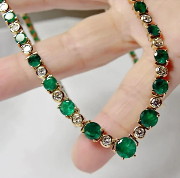 22.00 Carat AAA Colombian Emerald Diamond Necklace 18 Karat Yellow Gold - Image 4