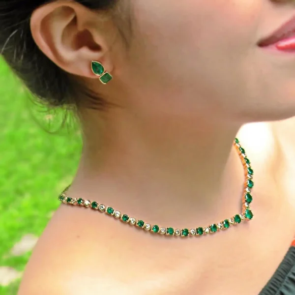 22.00 Carat AAA Colombian Emerald Diamond Necklace 18 Karat Yellow Gold - Image 5