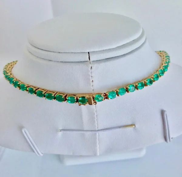 25 Carat Natural Oval Colombian Emerald Necklace 18 Karat Yellow Gold - Image 3