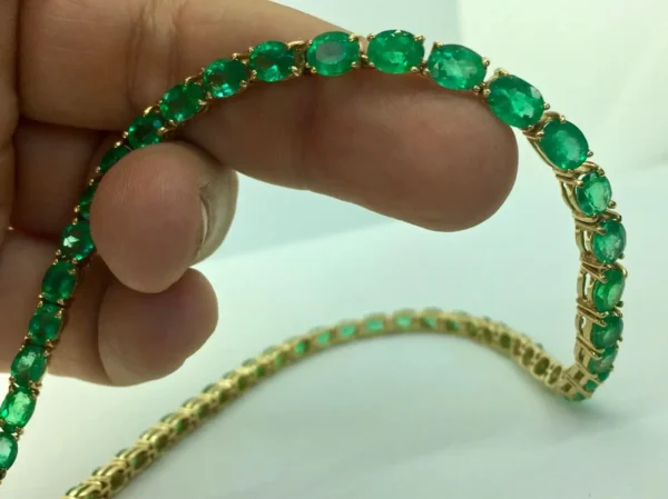 25 Carat Natural Oval Colombian Emerald Necklace 18 Karat Yellow Gold - Image 5