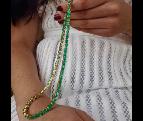 25 Carat Natural Oval Colombian Emerald Necklace 18 Karat Yellow Gold - Image 6