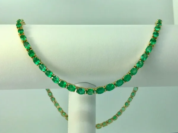25 Carat Natural Oval Colombian Emerald Necklace 18 Karat Yellow Gold - Image 2