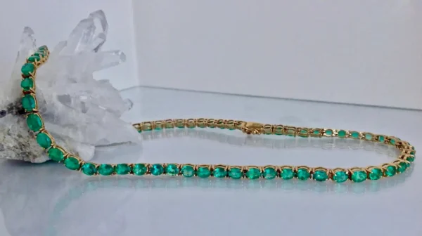 25 Carat Natural Oval Colombian Emerald Necklace 18 Karat Yellow Gold - Image 4