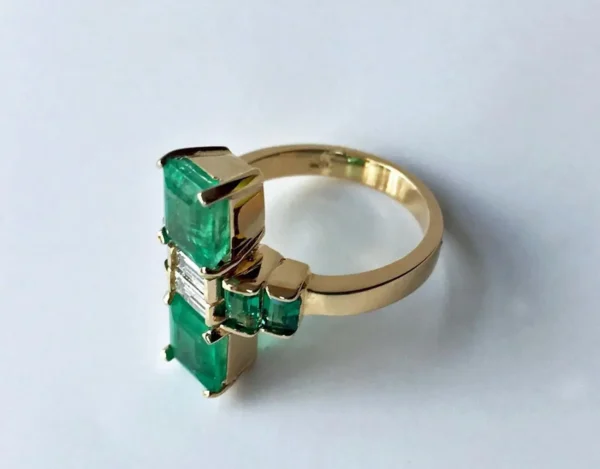 4.24 Carat Fine Colombian Emerald Diamond Art Deco Style Ring 18K - Image 2