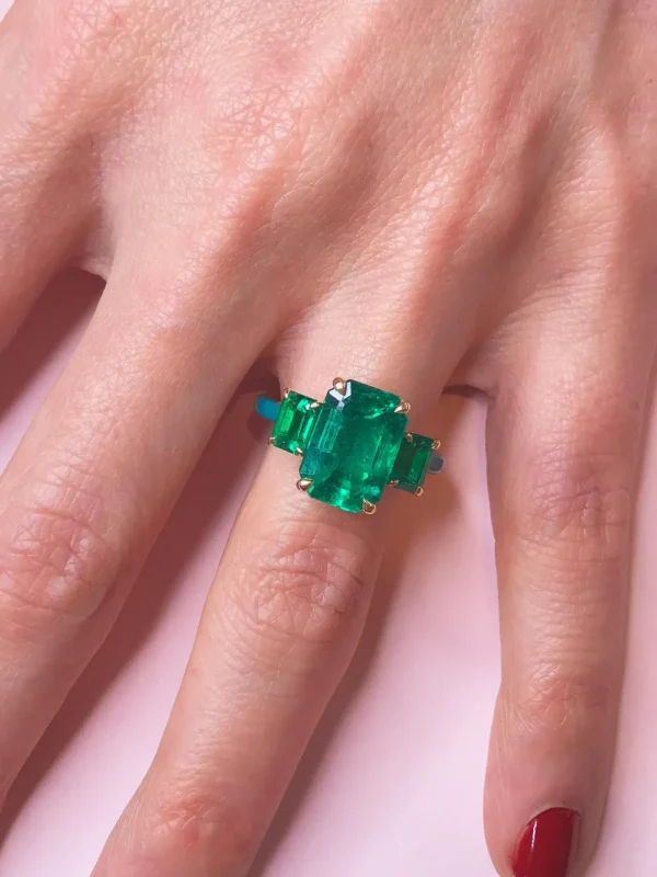 5.29 Carats Emerald Ring in Yellow Gold with Ceramic Detail - Image 11