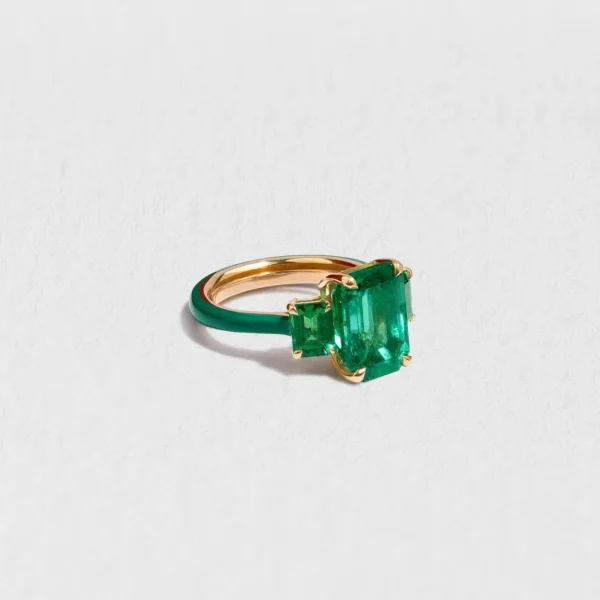 5.29 Carats Emerald Ring in Yellow Gold with Ceramic Detail - Image 2