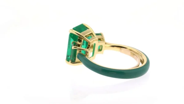 5.29 Carats Emerald Ring in Yellow Gold with Ceramic Detail - Image 6