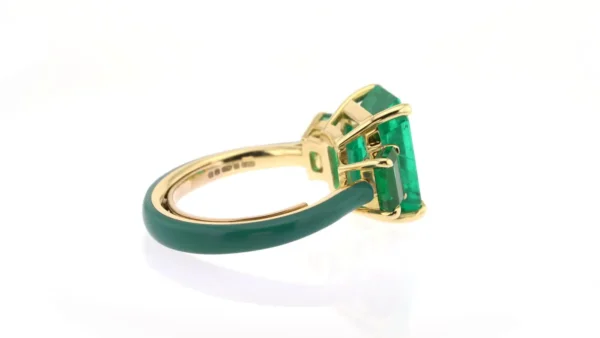 5.29 Carats Emerald Ring in Yellow Gold with Ceramic Detail - Image 5