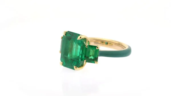 5.29 Carats Emerald Ring in Yellow Gold with Ceramic Detail - Image 4
