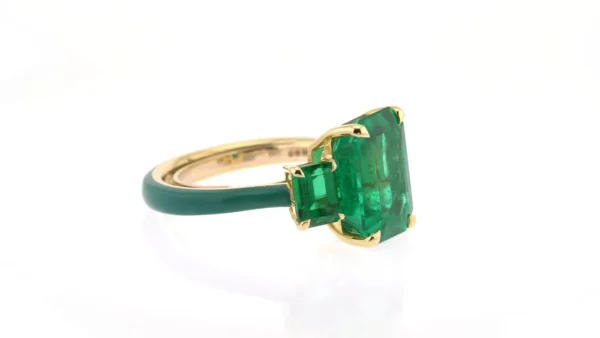 5.29 Carats Emerald Ring in Yellow Gold with Ceramic Detail - Image 3