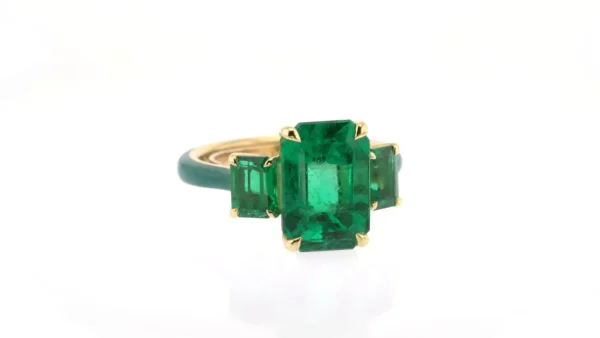 5.29 Carats Emerald Ring in Yellow Gold with Ceramic Detail - Image 8