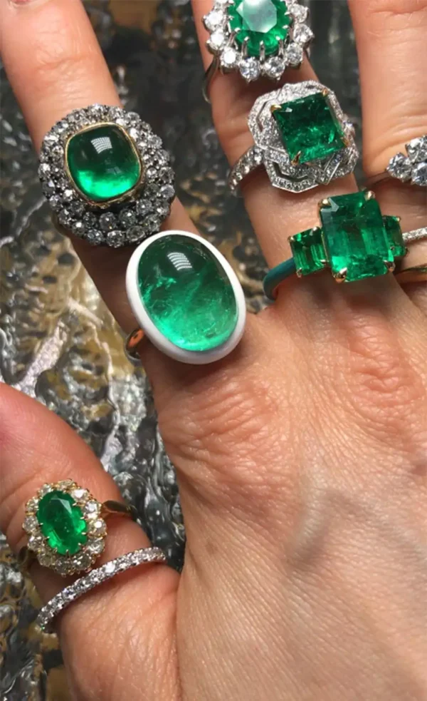 5.29 Carats Emerald Ring in Yellow Gold with Ceramic Detail - Image 10