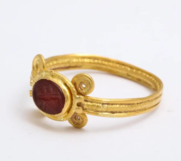Ancient Roman Carnelian Intaglio Ring with Clasped Hands - Image 2