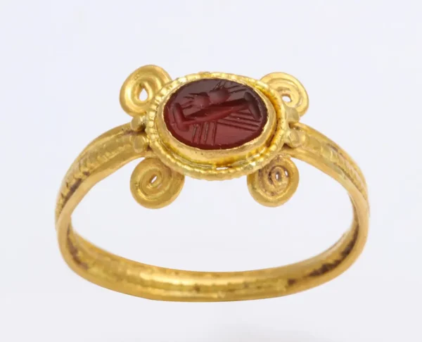 Ancient Roman Carnelian Intaglio Ring with Clasped Hands - Image 3