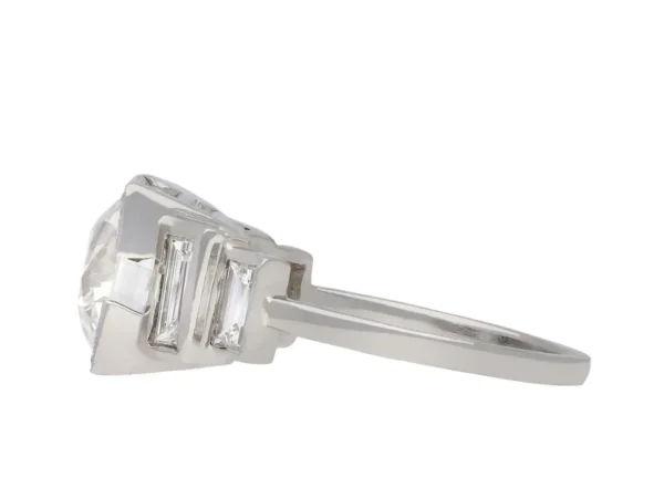Art Deco diamond flanked solitaire ring, English, circa 1930. - Image 3