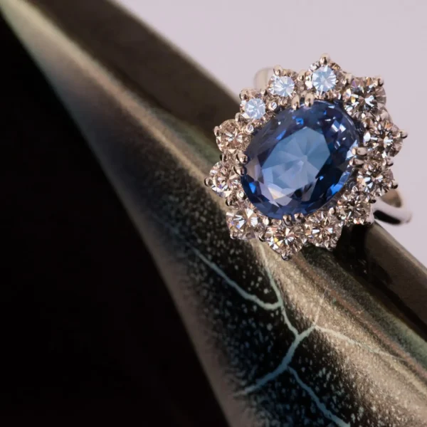 French 1960s No Heat 7.42 Carat Ceylon Sapphire Diamond White Gold Cluster Ring - Image 6