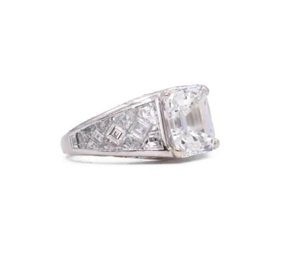 Graff GIA Certified Emerald Cut 4.03 Carat Diamond Fancy Cut Diamond Set Ring - Image 4