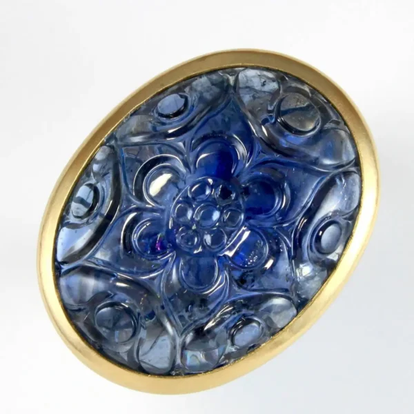 Large Carved Mughal Sapphire 18K Gold Ring - Image 4