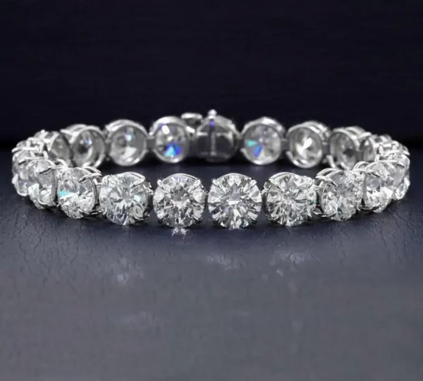 Straight Line Bracelet with Round Brilliant Diamonds - Image 4