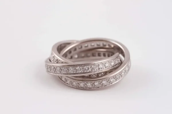 Trinity de Cartier Diamond Ring For Sale - Image 3