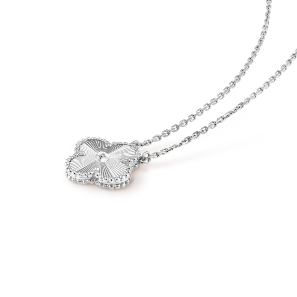 Vintage Alhambra pendant For Sale - Image 4