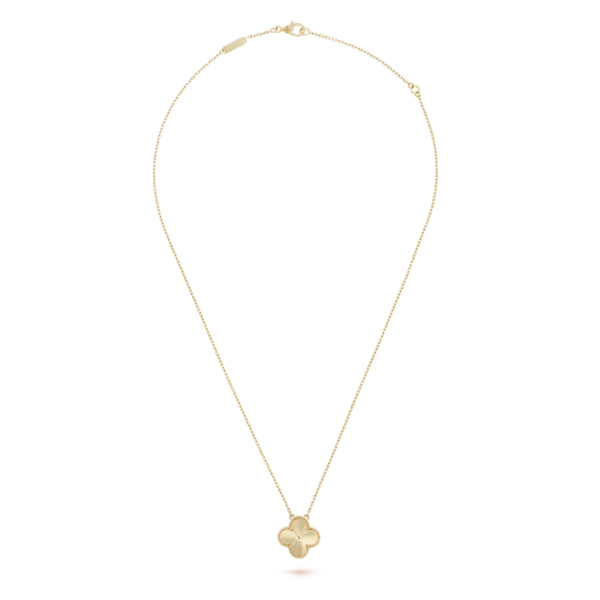 Vintage Alhambra pendant For Sale - Image 2