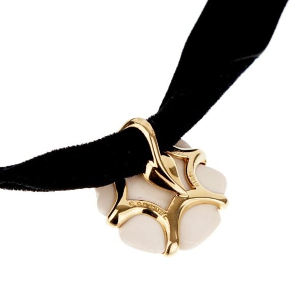 Chanel Camellia Agate Vintage 18k Yellow Gold Pendant Necklace - Image 4